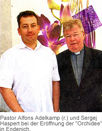 Pastor Alfons Adelkamp (r.) und Sergej Haspert bei der Eröffnung des Haarstudios Orchidee in Endenich.